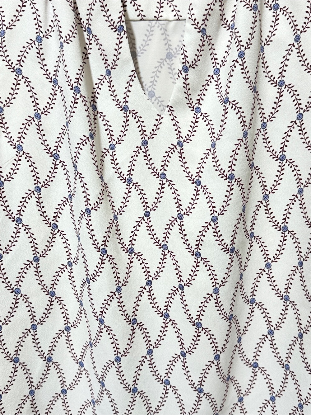 Ann Taylor White Sleeveless Printed V-Neck Camisole - Picture 3 of 5